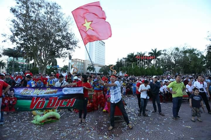 Đông đảo cổ động viên đã có mặt cổ vũ cho đội tuyển U.23 Việt Nam tại Trung tâm Văn hóa tỉnh chiều 23-1