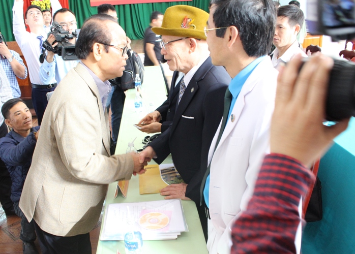 Ông Bùi Văn Nhị (bìa trái) bắt tay xin lỗi ông Nguyễn Lâm Sáu.