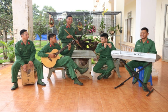Ban nhạc Quân nhân 9X tích cực luyện tập chương trình Tết.  