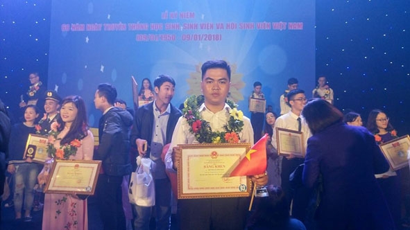 Huỳnh Lê Thái Bão nhận giải thưởng 