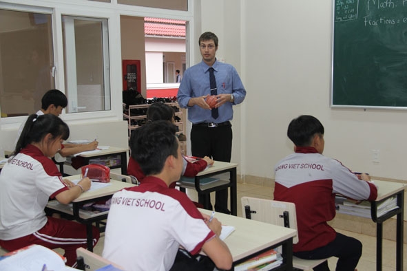 Học sinh Trường  Tiểu học - THCS & THPT Hoàng Việt đang học  với giáo viên người  nước ngoài.