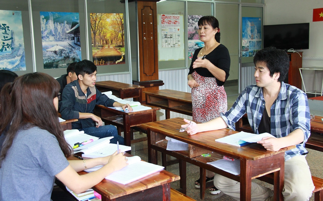 Các em học sinh tỉnh Đắk Lắk đang học tiếng Nhật. 