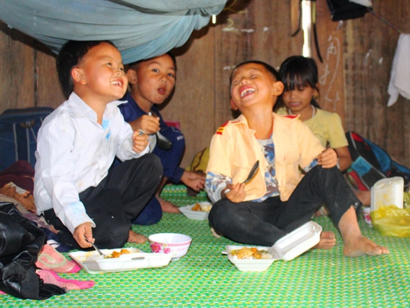 Các em nhỏ tại khu tái định cư thôn Giang Đông.