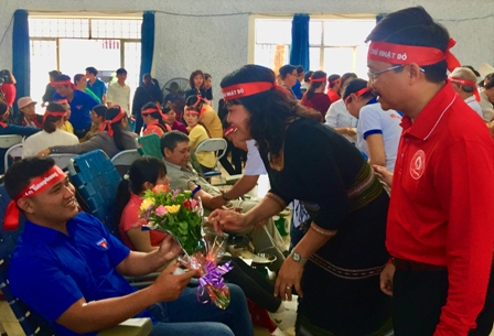 Phó Chủ tịch UBND tỉnh H’Yim Kđoh và nhà báo Vũ Tiến, Phó Tổng Biên tập Báo Tiền Phong tặng hoa tri ân người hiến máu. 
