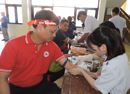 Phó Chủ tịch UBND TP. Buôn Ma Thuột Vũ Văn Hưng đăng ký tham gia hiến máu tại Ngày hội hiến máu tình nguyện Chủ nhật đỏ 2018.