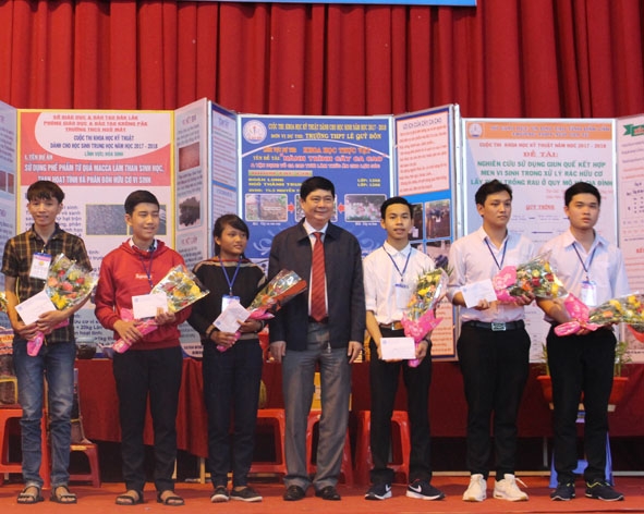Ban tổ chức trao giải cho các dự án, sản phẩm xuất sắc của cuộc thi cấp tỉnh.