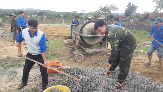 Đoàn viên ưu tú xã Ea Tam (huyện Krông Năng) năng nổ trong hoạt động xây dựng nông thôn mới.
