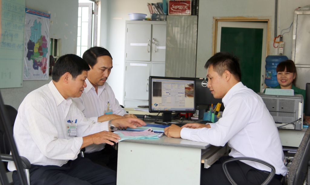 Kiểm tra hóa đơn tại một doanh nghiệp trên địa bàn huyện Cư M'gar