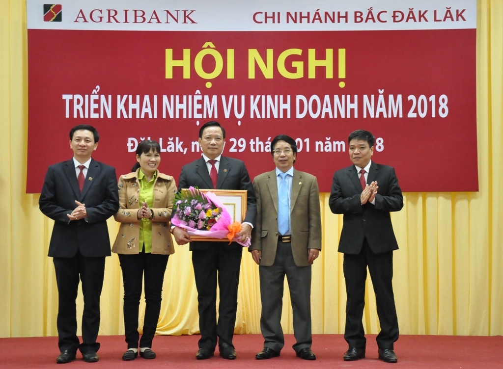 Giám đốc Agribank Bắc Đắk Lắk Nguyễn Ngọc Tuấn nhận Bằng khen của UBND tỉnh