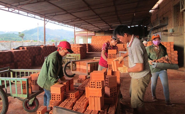 Một cơ sở sản xuất gạch ngói tại xã Ea Bông, huyện Krông Ana.