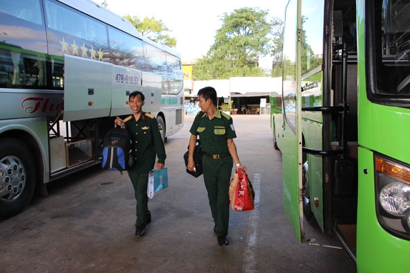 Hành khách  đi xe  tại Bến xe  liên tỉnh  Đắk Lắk.