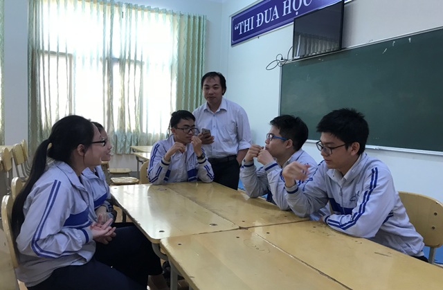 Thầy giáo Trần Văn Phương và các em học sinh trong đội tuyển Hóa học tham gia kỳ thi quốc gia năm 2018.