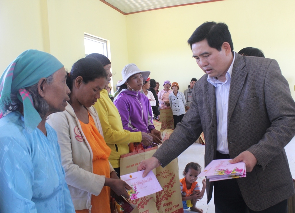 Phó Trưởng đoàn ĐBQH tỉnh Y Khút Niê tặng quà tết cho người dân buôn Lách Ló, xã Nam Kar