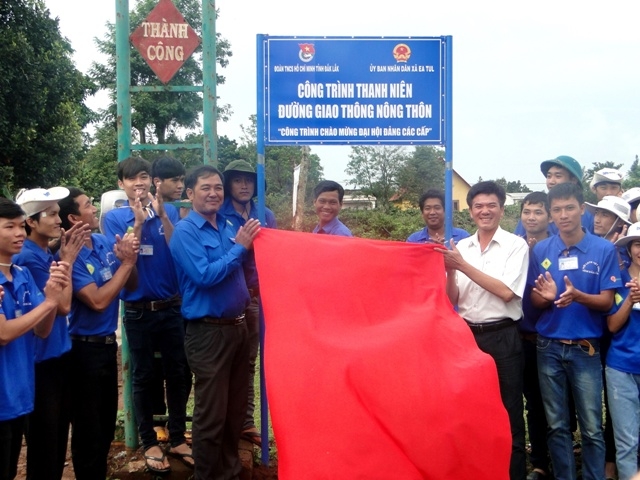 Bí thư Tỉnh đoàn Y Nhuân Byă cùng chính quyền địa phương bàn giao công trình thanh niên đường giao thông nông thôn tại xã Ea Tul (huyện Cư M’gar). 
