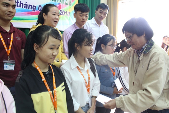Nhà văn Đoàn Thạch Biền trao học bổng tặng sinh viên nghèo hiếu học Trường Đại học Tây Nguyên. 