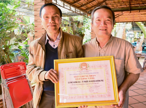 Hội Khuyến học huyện Krông Pắc trao Giấy chứng nhận Tấm lòng vàng cho chủ cơ sở cà phê Hương Quê vì đã có nhiều đóng góp cho Quỹ khuyến học huyện.