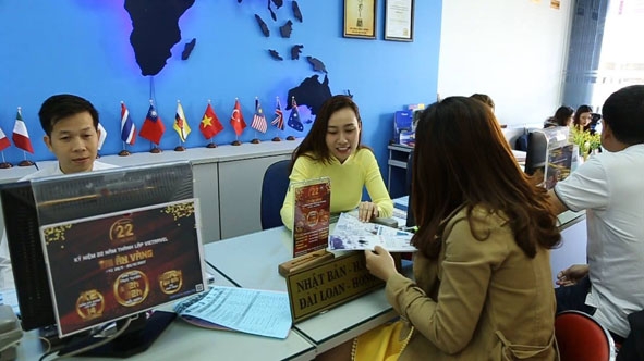 Khách hàng đăng ký tour du lịch Xuân tại Công ty Du lịch Viettravel, Chi nhánh Buôn Ma Thuột.  