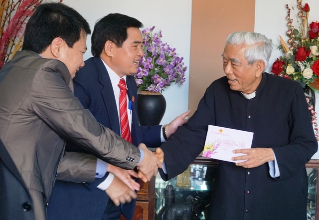 Đoàn đại biểu Quốc hội tỉnh thăm và chúc Tết linh mục Trần Mạnh Cường, Chủ tịch Ủy ban đoàn kết Công giáo tỉnh, Nguyên đại biểu Quốc hội tỉnh.