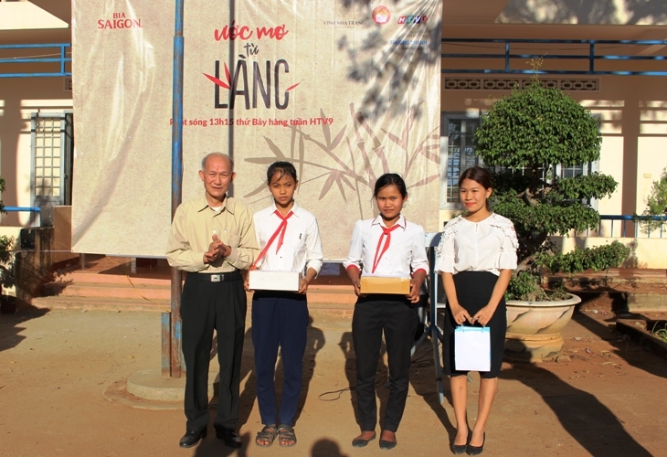Chủ tịch Hội Khuyến học tỉnh Hà Ngọc Đào trao quà tặng học sinh, giáo viên có hoàn cảnh khó khăn.