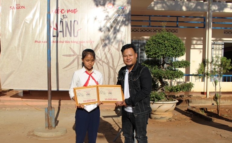 Đại diện nhà tài trợ trao học bổng tặng em Lê Thị Thu Thảo.