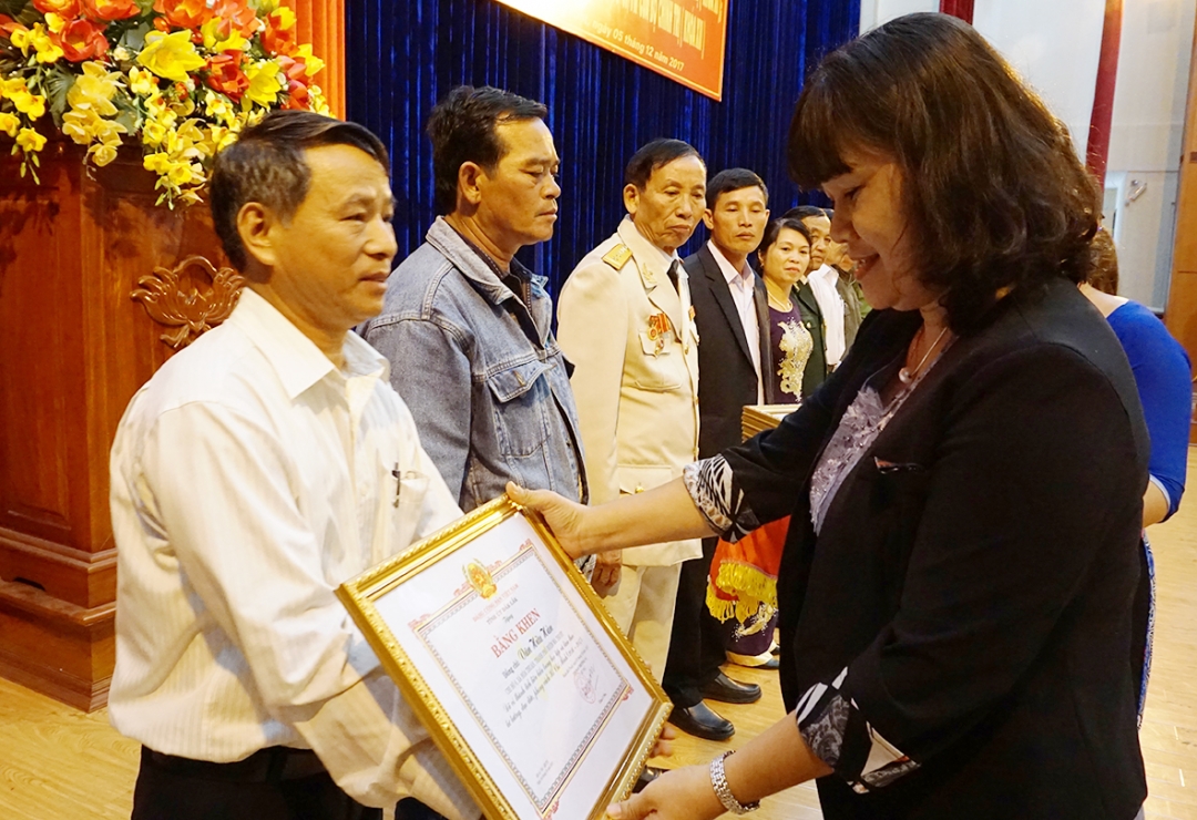 Đồng chí Văn Hữu Hàn nhận Bằng khen của Ban Thường vụ Tỉnh ủy vì đã có thành tích xuất sắc trong việc thực hiện Chỉ thị 05.