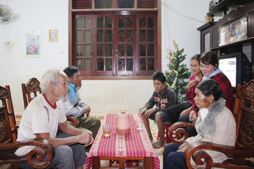 Tổ dân vận của buôn H’Đớk, xã Ea Kao, TP. Buôn Ma Thuột trao đổi với gia đình chị H’Bích Byă.