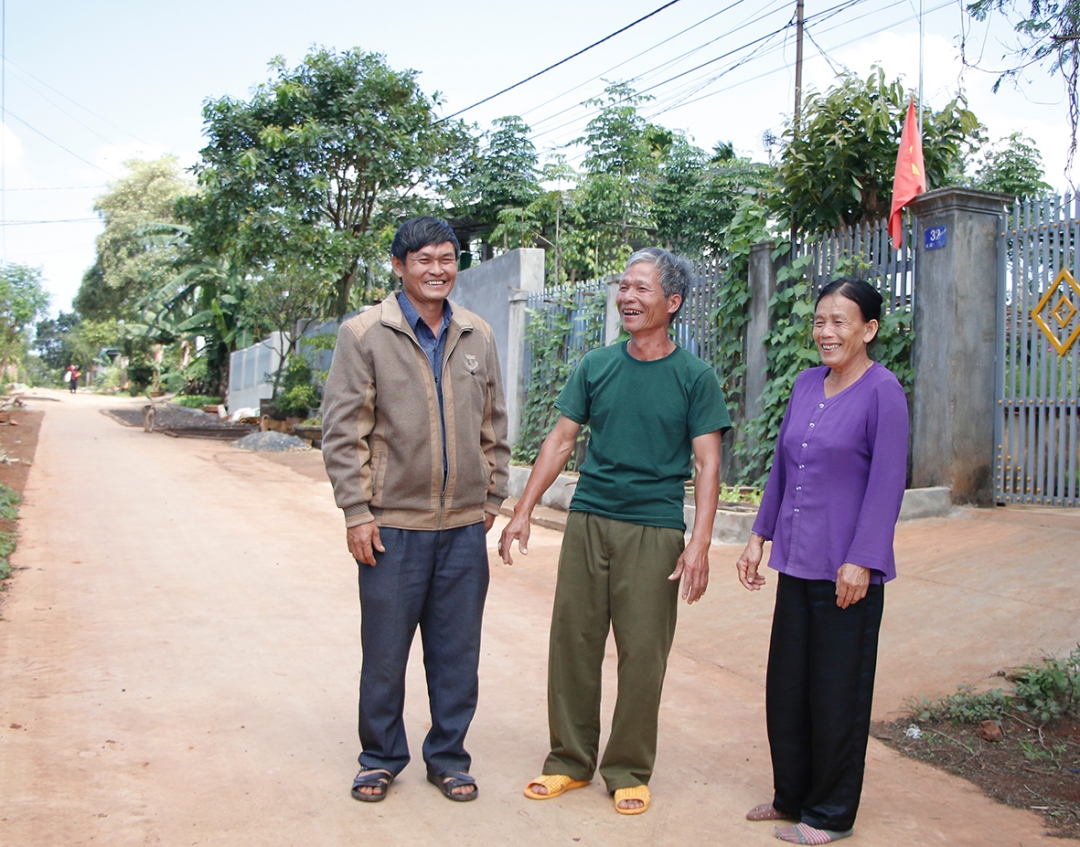 Con đường bê tông do người dân Tổ dân phố 6, thị trấn Quảng Phú (huyện Cư M’gar) đóng góp làm.