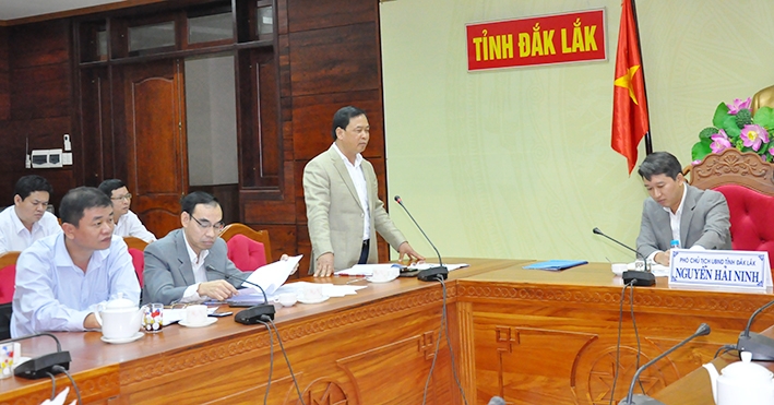 Cục trưởng Cục Thuế tỉnh Bùi Văn Chuẩn phát biểu tại cuộc họp về chống thất thu ngân sách. Ảnh: N. Duy