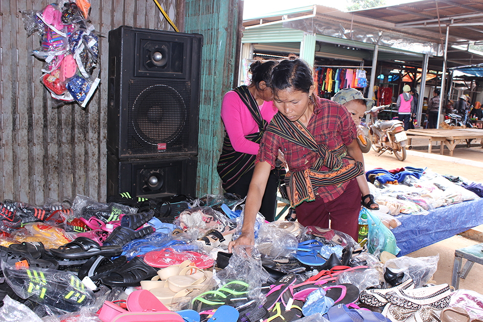Người tiêu dùng chọn mua hàng tại chợ Ea Tul, huyện Cư M’gar.