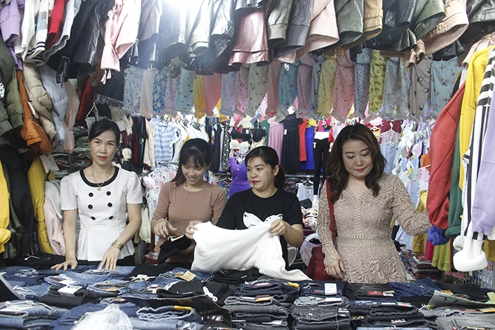 Hàng hóa tại chợ Trung tâm Buôn Ma Thuột đáp ứng nhu cầu mua sắm của người dân.