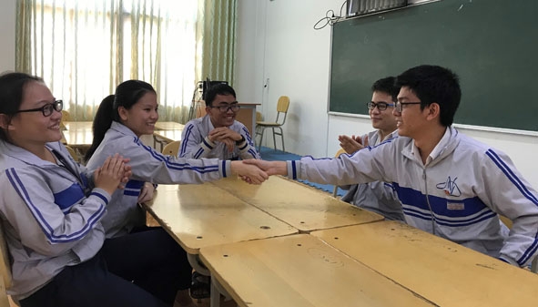 Các bạn chúc mừng em Nguyễn Khang Điệp, lớp 12 chuyên Hóa, Trường THPT Chuyên Nguyễn Du đạt giải Nhất học sinh giỏi quốc gia năm học 2017-2018. 