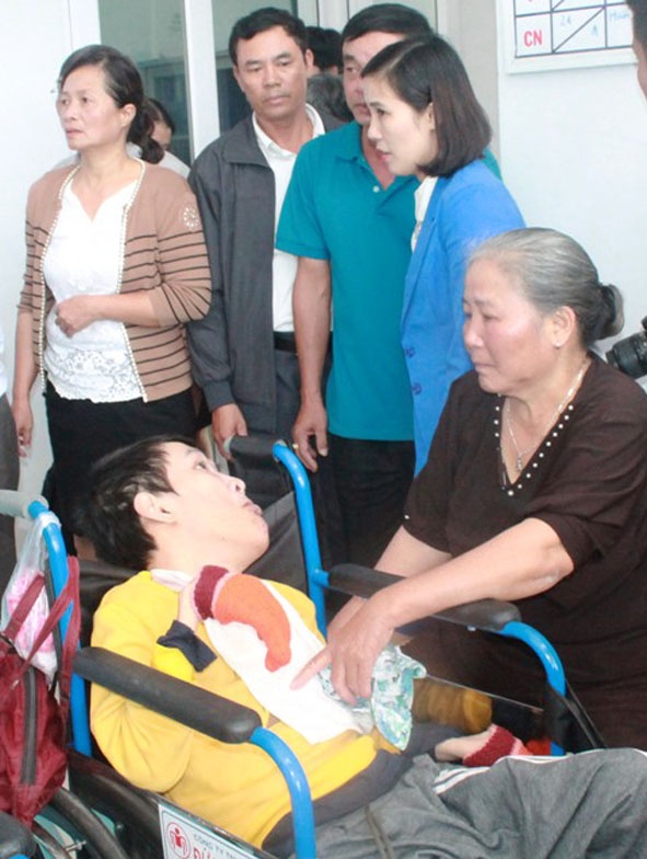 Bà Lê Thị Kim Lương đưa  con trai  đến Hội  Chữ thập đỏ tỉnh nhận  xe lăn. 