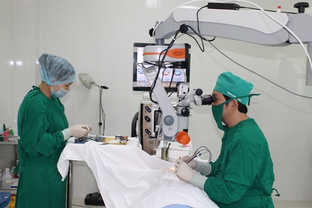 Một ca phẫu thuật thay thủy tinh thể tại Bệnh viện Mắt Tây Nguyên.