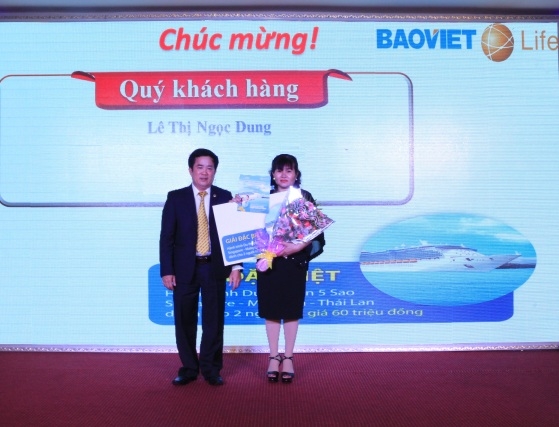 Giám đốc Bảo Việt Nhân thọ Dương Xuân Vũ trao giải Đặc biệt cho khách hàng trong Chương trình “Du lịch cực sang - Ngập tràn quà tặng”.