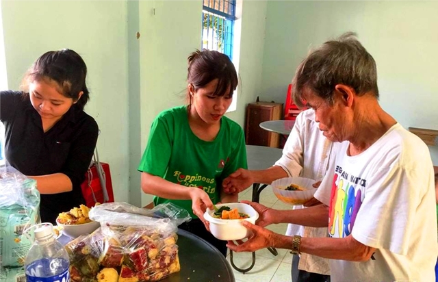 Phát suất ăn trong chương trình Ngày chủ nhật vui vẻ tại TTBTXH tỉnh Đắk Lắk.
