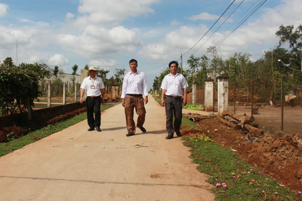 Trục đường thôn 2B, xã Ea M’nang (huyện Cư M’gar) được xây dựng từ việc huy động nguồn vốn của nhân dân. 