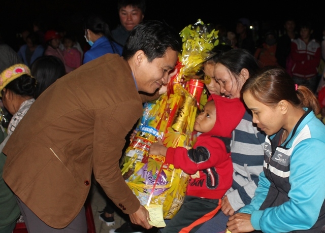 Phó Bí thư Tỉnh Đoàn, Chủ tịch Hội LHTN Việt Nam tỉnh Võ Văn Dũng tặng quà Tết cho các gia đình có hoàn cảnh khó khăn tại huyện Krông Ana.