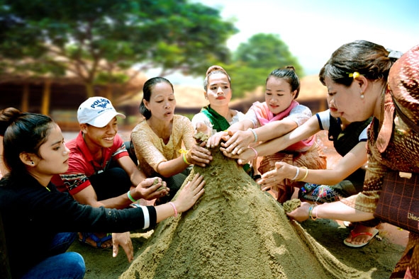 Người Lào tại xã Krông Na (huyên Buôn Đôn) vui đón Tết truyền thống Bunpimây qua nghi thức đắp tháp cát.