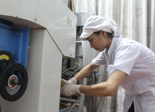 Vận hành thiết bị chế biến ca cao tại Công ty TNHH ca cao Nam Trường Sơn. 