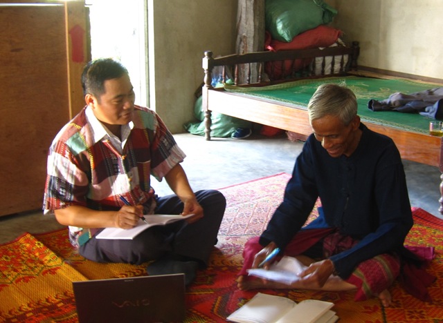 Thầy giáo Cana An (bìa trái) gặp gỡ nghệ nhân Bru -Vân Kiều để tìm hiểu về truyện cổ của dân tộc mình. (Ảnh do nhân vật cung cấp)