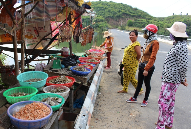 Các sạp bán cá khô của ngư dân ở chân cầu Đắk Hil.