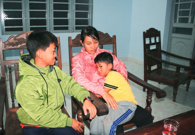 Mẹ con chị Nguyễn Thị Hồng ở thôn 2 (xã Ea Kao, TP. Buôn Ma Thuột) trong căn nhà Mái ấm tình thương.
