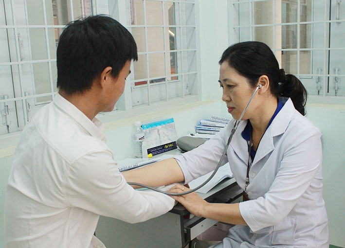 Bác sĩ Lê Thị Ngọc Diệp thăm khám sức khỏe định kỳ cho người bệnh.