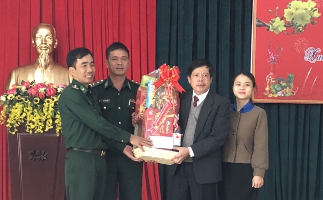 Đại diện Agribank Đắk Lắk tặng quà Tết cho cán bộ, chiến sĩ Tiểu đoàn Huấn luyện - Cơ động