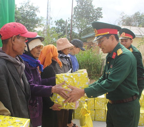 Đại diện Đoàn công tác Bộ CHQS tỉnh trao quà Tết tặng bà con xã Cư Đrăm.