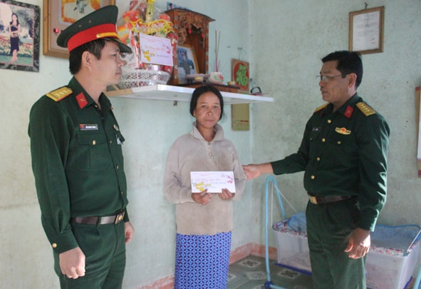 Đại diện Đoàn công tác trao quà tặng gia đình Thượng tá Buôn Ya Trai (nguyên Phó Chỉ huy trưởng Bộ CHQS tỉnh) ở xã Cư Pui.