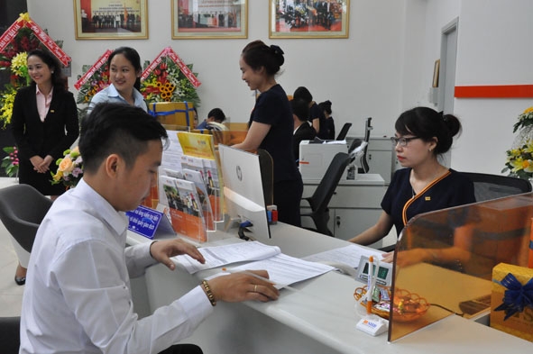 Khách hàng giao dịch tại  Ngân hàng SHB Chi nhánh  Đắk Lắk.