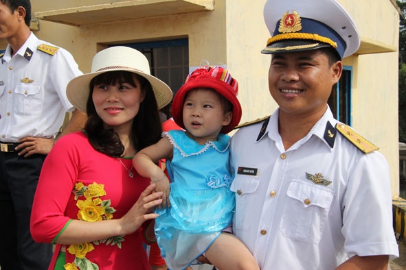 Chị Nguyễn Thị Mai và con gái tiễn chồng đi làm nhiệm vụ.   