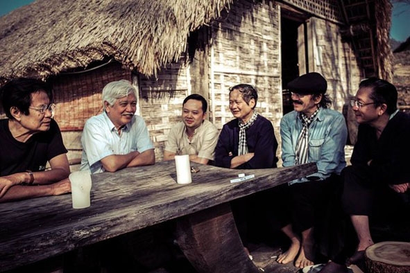 Nhạc sĩ Nguyễn Cường (người đội mũ) cùng anh em văn nghệ sĩ lên Tây Nguyên thực tế sáng tác.