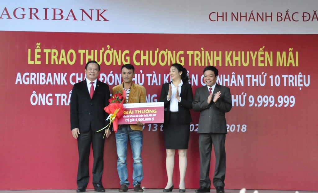 Ông Trần Quốc Phương nhận giải thưởng của chương trình
